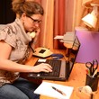 Telefonistin arbeitet am Laptop
