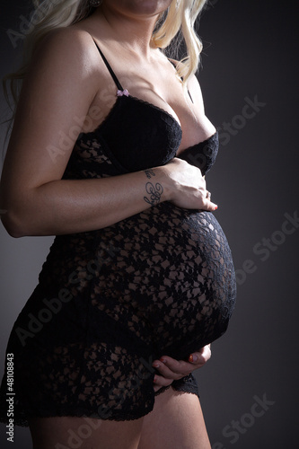 Photo: Schwangere Frau mit Baby Bauch in sexy Wäsche Schwangere Frau mit Baby Bauch in sexy Wäsche