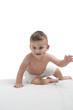 Foto: Happy baby gambling on a white towel Happy baby gambling on a white towel