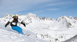 Snowboarder abseits im Gelände