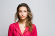 Foto: Doubtfu young brunette woman. Doubtfu young brunette woman.