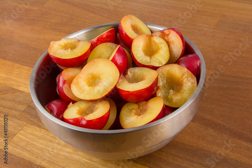 Photo: Bowl of halfed plums Bowl of halfed plums