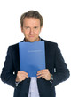 junger mann mit bewerbungsunterlagen