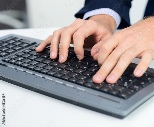 Photo: hände auf der tastatur hände auf der tastatur