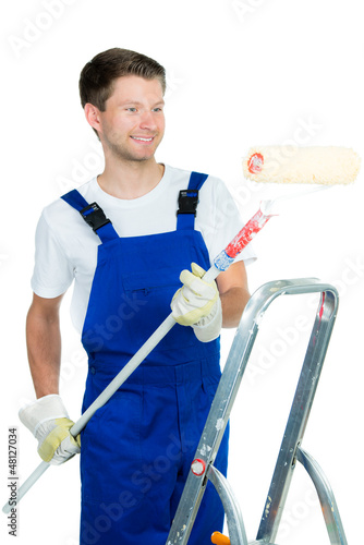 Photo: junger mann beim streichen junger mann beim streichen
