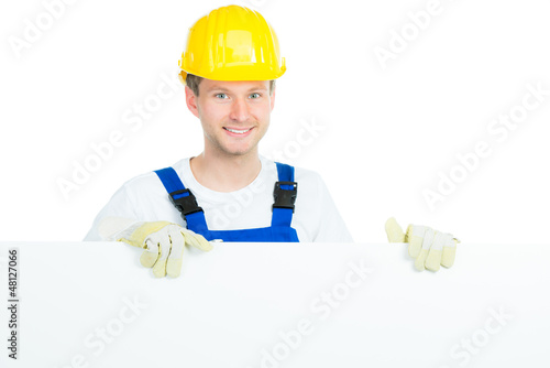Photo: handwerker mit hinweisschild handwerker mit hinweisschild