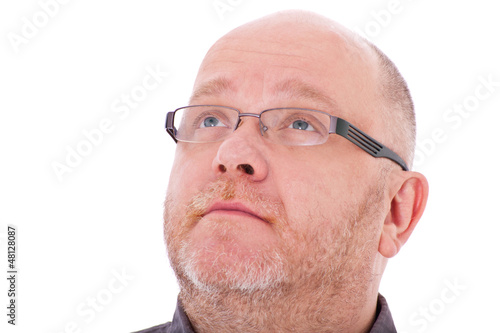 Photo: Mann mittleren Alters schaut skeptisch nach oben Mann mittleren Alters schaut skeptisch nach oben
