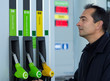 Photo: homme à la station service homme à la station service