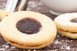 Occhio di bue con marmellata di fragole, biscotti
