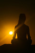 Haciedo yoga en el atardecer