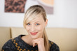schöne blonde frau im café