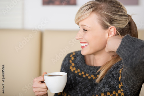 Photo: lächelnde frau mit kaffee lächelnde frau mit kaffee
