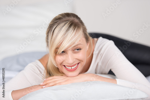 Photo: entspannte frau zu hause entspannte frau zu hause
