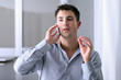 Foto: man talking on phone man talking on phone