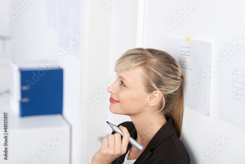 Photo: kreative geschäftsfrau im büro kreative geschäftsfrau im büro