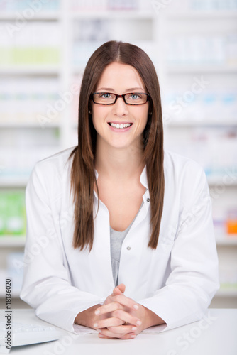 Photo: freundliche verkäuferin in der apotheke freundliche verkäuferin in der apotheke