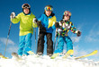 Gruppe junge Skifahrer in Startposition