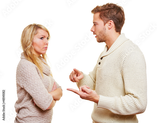 Photo: Mann streitet mit seiner Partnerin Mann streitet mit seiner Partnerin