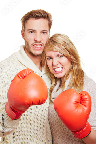 Photo: Aggressives Paar mit Boxhandschuhen Aggressives Paar mit Boxhandschuhen