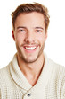 Portrait eines lachenden jungen Manns