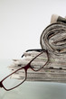 Zeitung mit Brille
