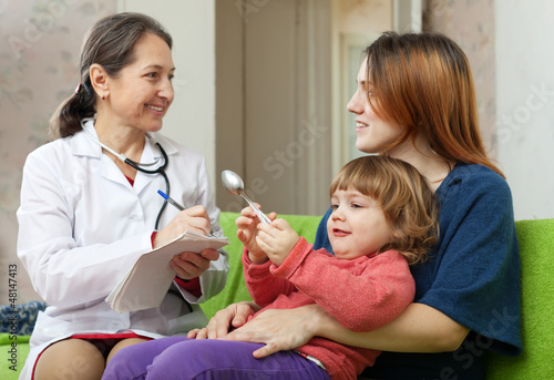 Photo: Woman tells the doctor the symptoms of baby Woman tells the doctor the symptoms of baby
