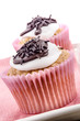 Vanille Cupcake mit Schokoladen Streuseln und weißem Zuckerguss