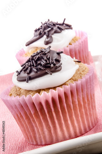 Photo: Vanille Cupcake mit Schokoladen Streuseln und weißem Zuckerguss Vanille Cupcake mit Schokoladen Streuseln und weißem Zuckerguss