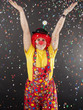Clown wirf Konfetti in die Luft