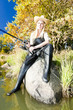 Foto: fisher woman sitting on stone fisher woman sitting on stone