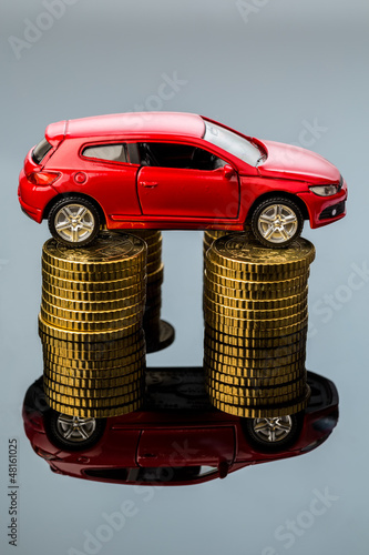 Photo: Steigende Autokosten. Auto auf Münzen Steigende Autokosten. Auto auf Münzen