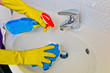 Waschbecken wird geputzt