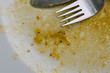 Besteck nach dem Essen auf Teller