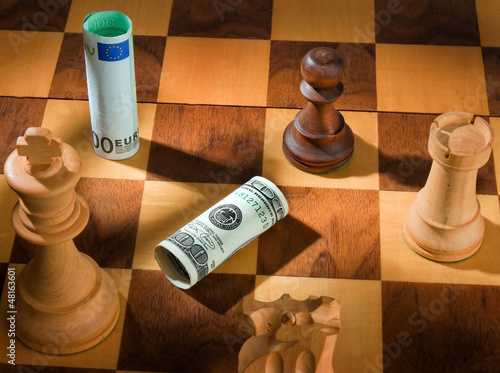 Photo: Schach mit Dollar und Euro Geldschein. Dollar Abwertung. Schach mit Dollar und Euro Geldschein. Dollar Abwertung.