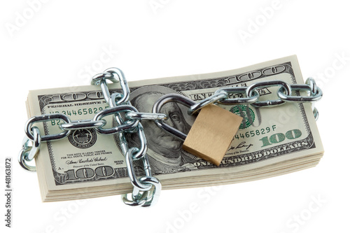 Photo: Dollar Geldscheine mit Schloss und Kette. Dollar Geldscheine mit Schloss und Kette.