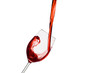 Rotwein wird in ein Weinglas eingegossen