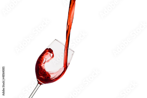Photo: Rotwein wird in ein Weinglas eingegossen Rotwein wird in ein Weinglas eingegossen