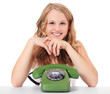 Attraktives Mädchen sitzt vor einem retro Telefon