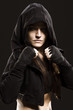 Foto: Studio shot of a beautiful serious woman getting ready to fight. Studio shot of a beautiful serious woman getting ready to fight.