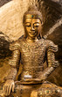 Goldener Buddha auf goldenem Kissen vor goldenem Gong