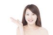 紹介する女性