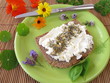Foto: Brot mit Gewürz-Blüten Kräuterquark Brot mit Gewürz-Blüten Kräuterquark
