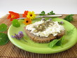 Foto: Brot mit Gewürz-Blüten Kräuterquark Brot mit Gewürz-Blüten Kräuterquark