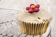 Cupcake mit Kakaobutter Creme und Blüte