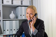 Frau mit Telefon im Büro