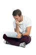 student recherchiert im internet