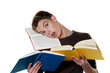 Junger Student beim lernen mit Büchern