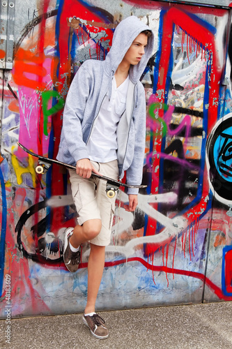 Photo: Cool blickender Jugendlicher Mann vor Graffiti Cool blickender Jugendlicher Mann vor Graffiti