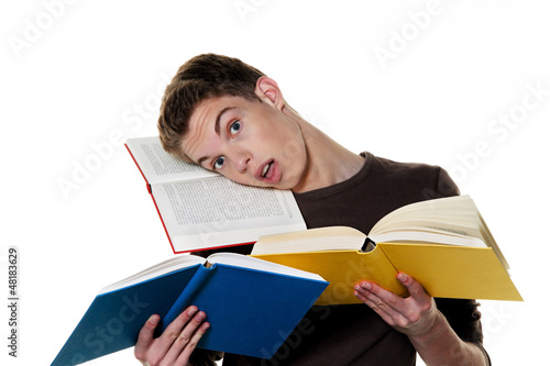 Photo: Junger Student beim lernen mit Büchern Junger Student beim lernen mit Büchern