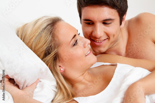 Photo: Paar hat Spass im Bett Paar hat Spass im Bett